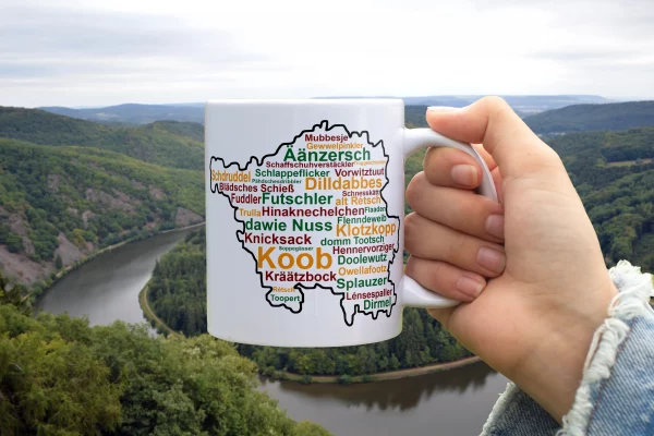 Saarmundart-Tasse mit Saarland-Umriss. Hochwertig bedruckt, spülmaschinenfest & liebevoll im Saarland gefertigt. Jetzt entdecken!